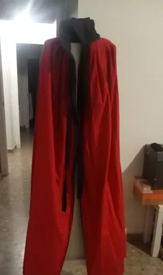 Capa Drácula Negra y Roja