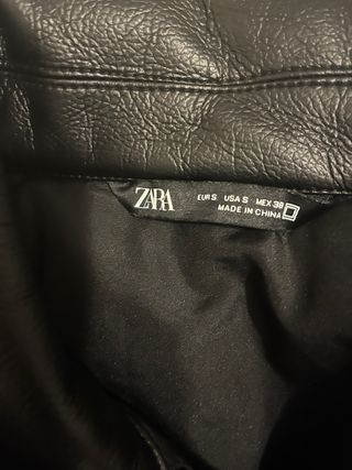 Cazadora efecto piel Zara negra