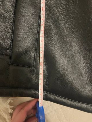 Cazadora efecto piel Zara negra