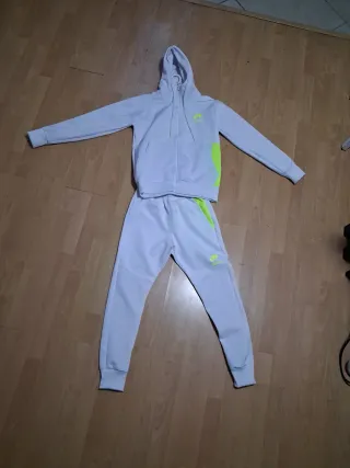 Conjunto deportivo Nike blanco y verde