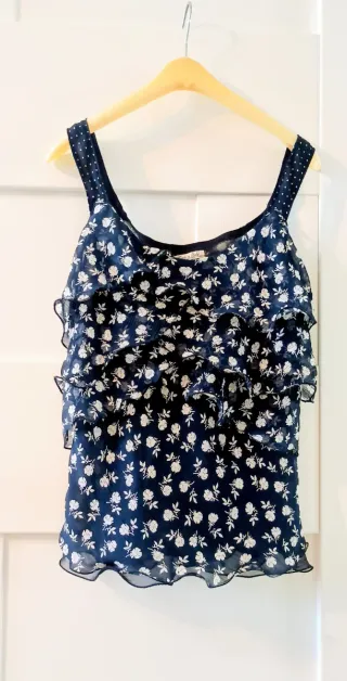 Canotta blu con fiori bianchi