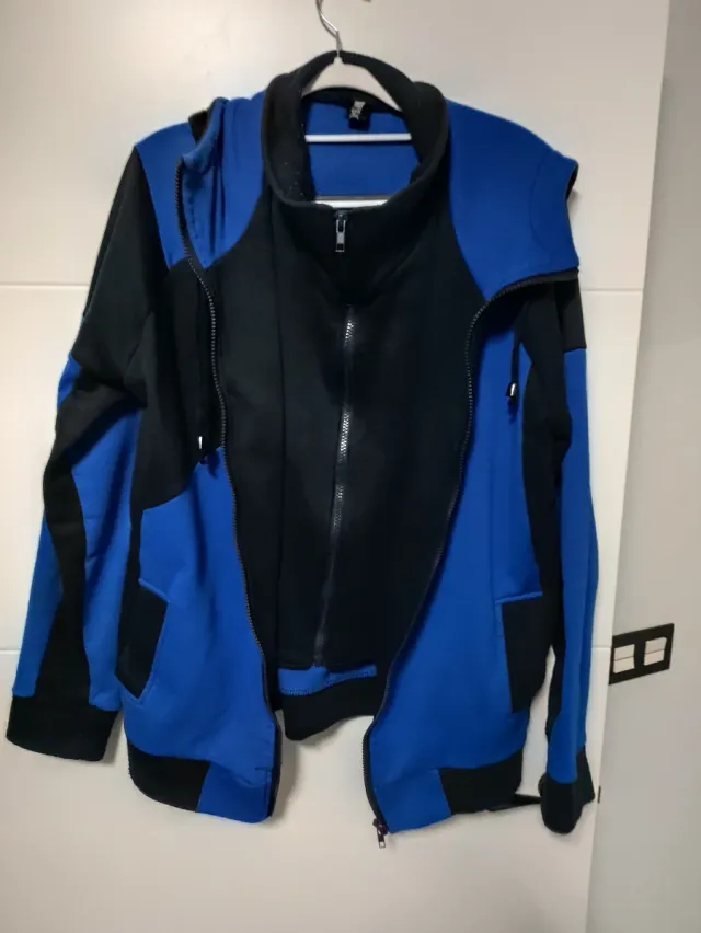Sudadera con cremallera azul y negra