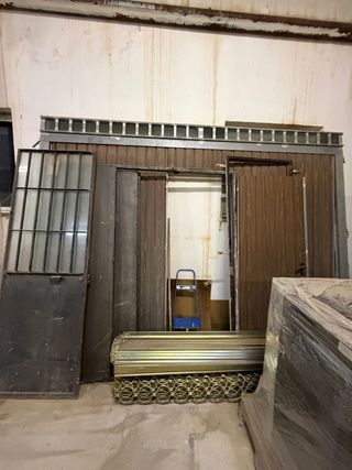 Portón de garaje metálico con motor 