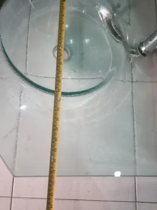 Lavabo de cristal con su grifo.