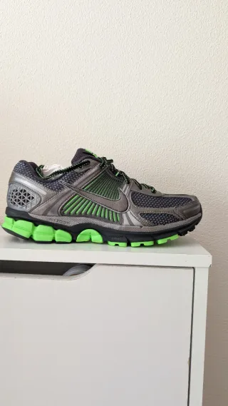 Zapatillas Nike Zoom Vomero 5 SE Talla 43