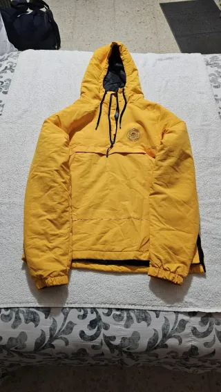 Chaqueta Cortavientos Amarilla
Marca TENTH
