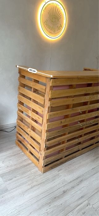 Mostrador hecho de palets
