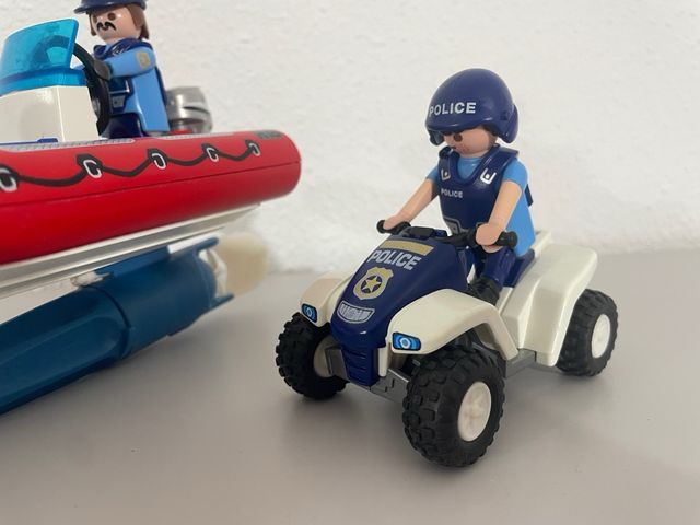 Barca della polizia Playmobil con quad