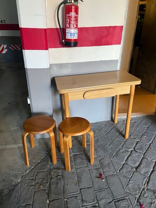 Mesa de madera con cajón y 2 taburetes