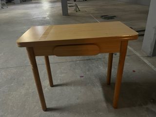 Mesa de madera con cajón y 2 taburetes