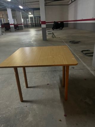 Mesa de cocina con 2 taburetes