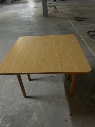 Mesa de cocina con 2 taburetes