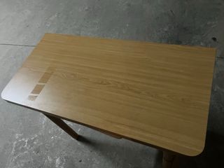 Mesa de cocina con 2 taburetes