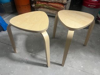 Mesa de cocina con 2 taburetes