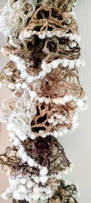 Sciarpa arricciata marrone e bianca