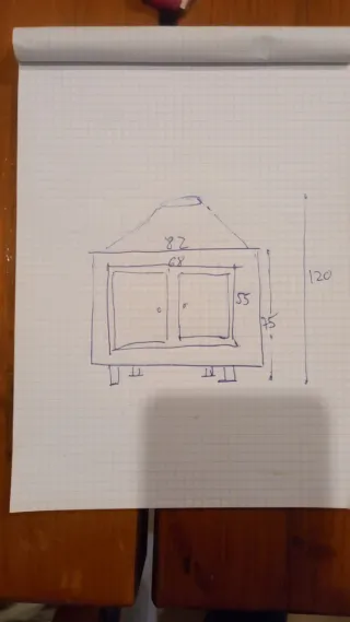 Chimenea de leña con puertas de cristal.