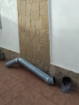 Chimenea de leña con puertas de cristal.