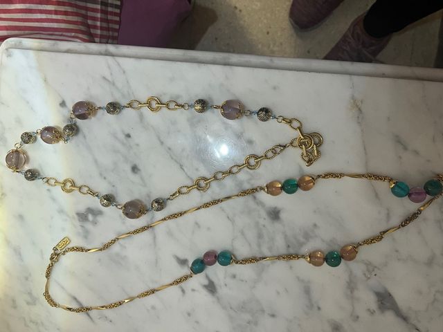 Collar largo dorado con cuentas de cristal