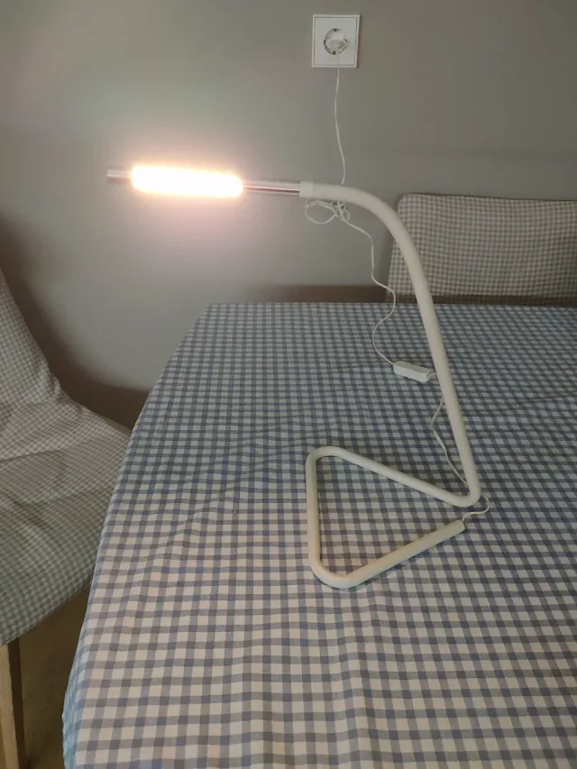Lampada da tavolo moderna con luce LED