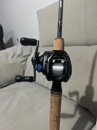 Caña y carrete de pesca casting