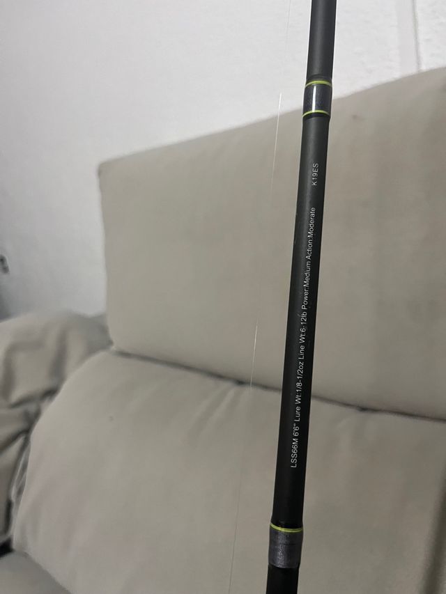 Caña y carrete de pesca casting