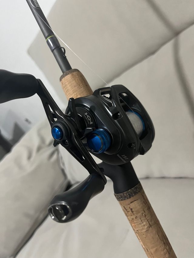 Caña y carrete de pesca casting