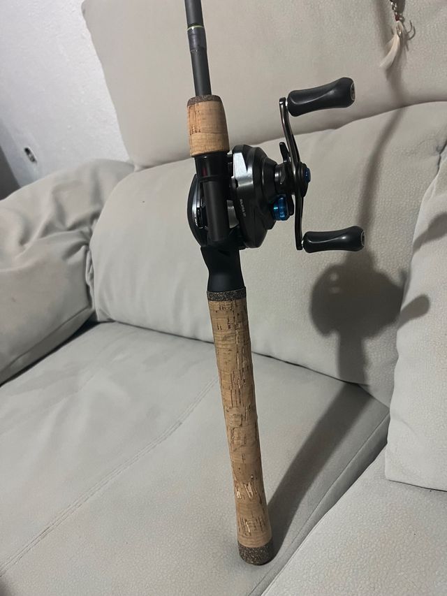 Caña y carrete de pesca casting