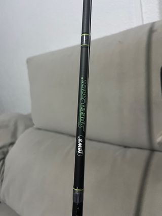 Caña y carrete de pesca casting