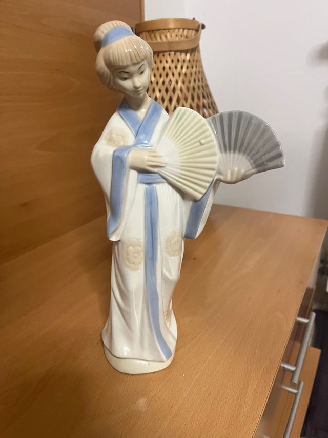 Figura japonesa porcelana abanico