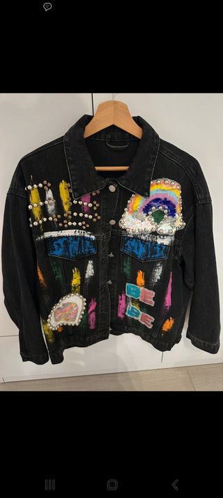 Chaqueta vaquera negra con detalles