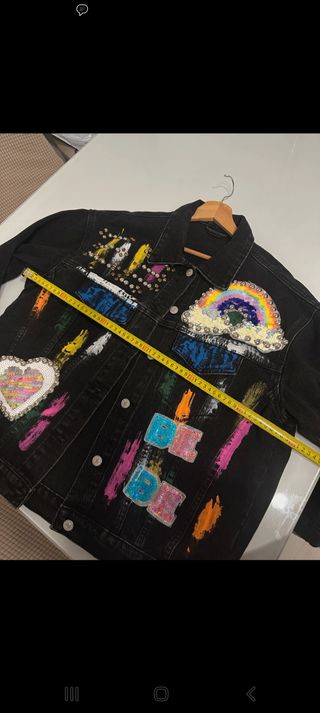 Chaqueta vaquera negra con detalles