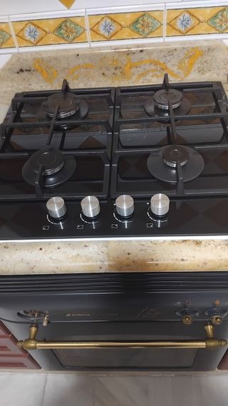 Hornilla de gas butano y ciudad