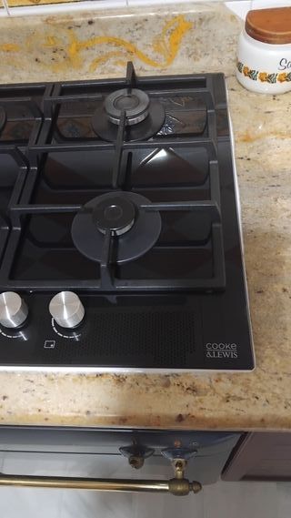 Hornilla de gas butano y ciudad