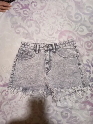 Shorts vaqueros grises desgastados
