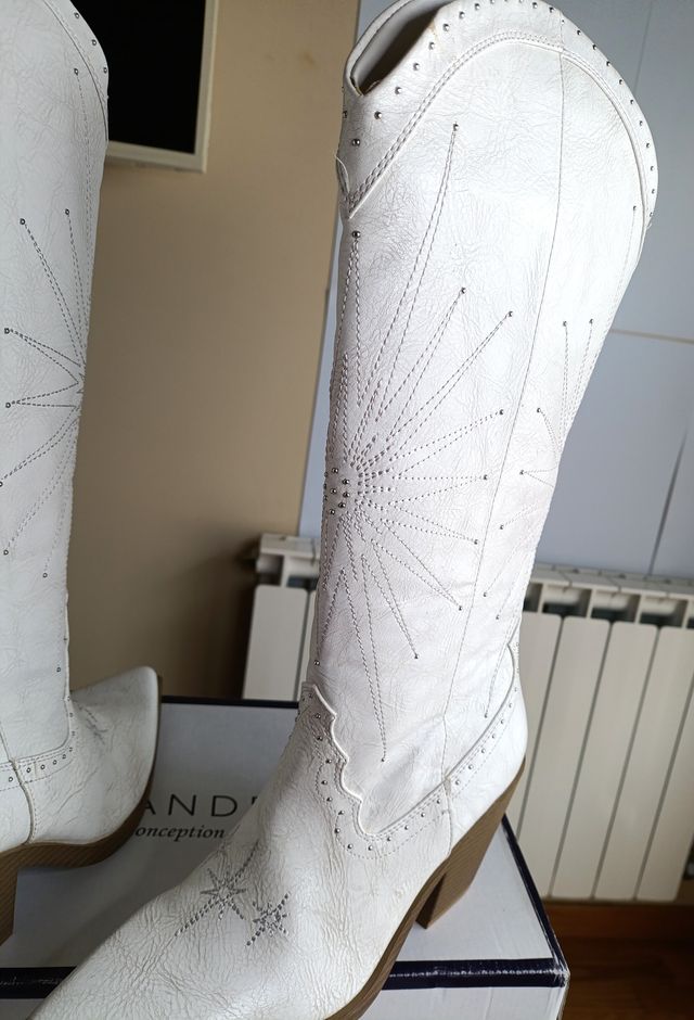 Botas camperas blancas bordado estrellas T.36