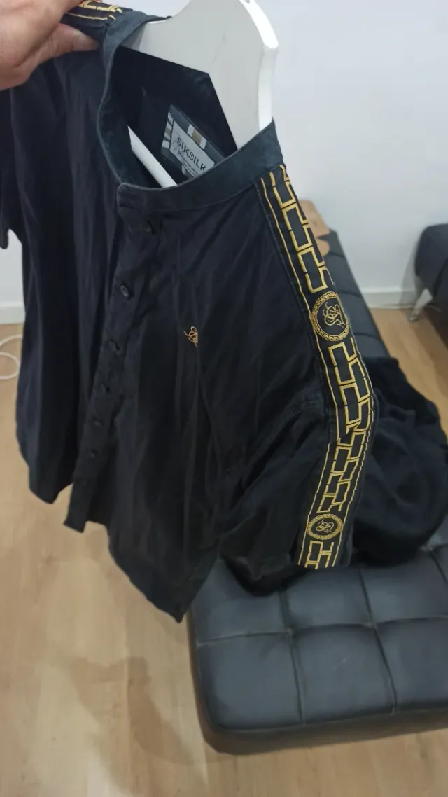 Camisa Negra SikSilk con Detalles Dorados