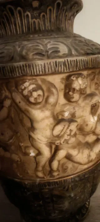 Antico vaso con angeli in rilievo