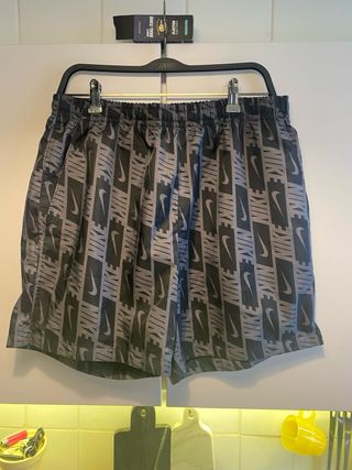 Pantalón Corto Nike Negro Gris Logo Repetido