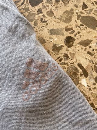 Pantalón Adidas Gris