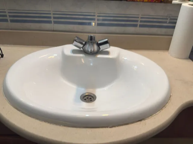 Lavamanos de cerámica con grifo