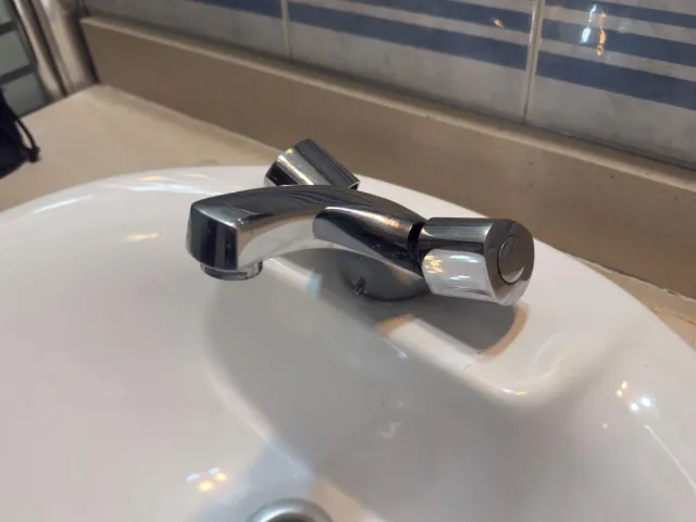 Lavamanos de cerámica con grifo