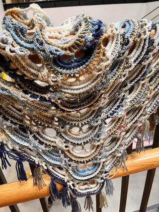 Chal triangular ganchillo hecho a mano