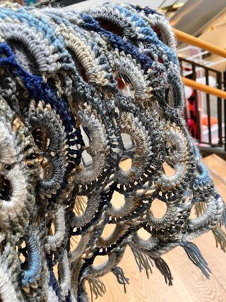 Chal triangular ganchillo hecho a mano