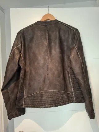 Chaqueta efecto piel marrón