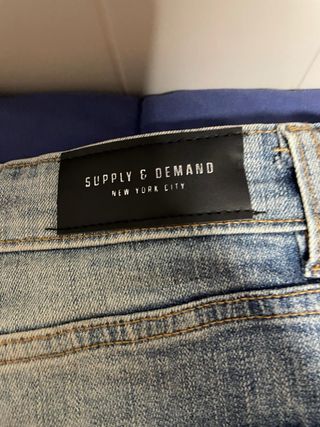 Pantalones vaqueros desgastados