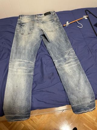 Pantalones vaqueros desgastados