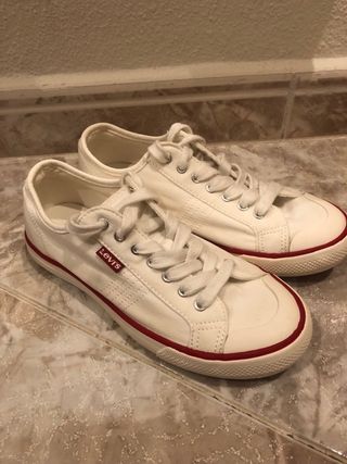 Zapatillas Levi's blancas con detalles rojos