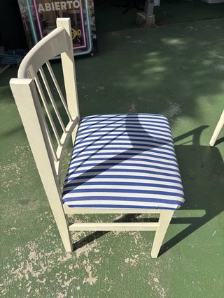 MESA REDONDA PLASTICA CON 6 SILLAS DE RAYAS