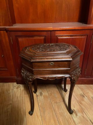 Costurero antiguo madera tallada