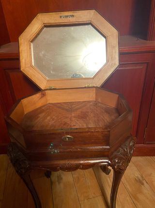 Costurero antiguo madera tallada